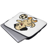 Welpe spielt Fußball Laptopschutzhülle (Vorne Knopf)