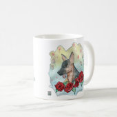 Welpe spielt in einem Garten von Rose deutscher Hi Kaffeetasse (VorderseiteRechts)