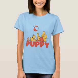Welpe spielt T-Shirts und Geschenke