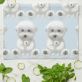 Welpe umarmt sein Spielzeug Geschirrtuch (Gefaltet)