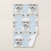 Welpe umarmt sein Spielzeug