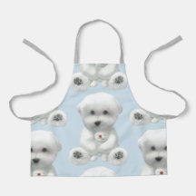 Welpe umarmt sein Spielzeug