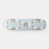 Welpe umarmt sein Spielzeug Skateboard (Horizontal)