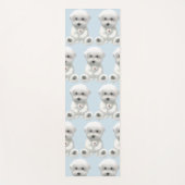 Welpe umarmt sein Spielzeug Yogamatte (Vorderseite)