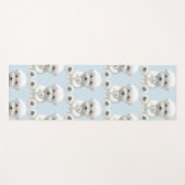 Welpe umarmt sein Spielzeug Yogamatte (Vorderseite (Horizontal))