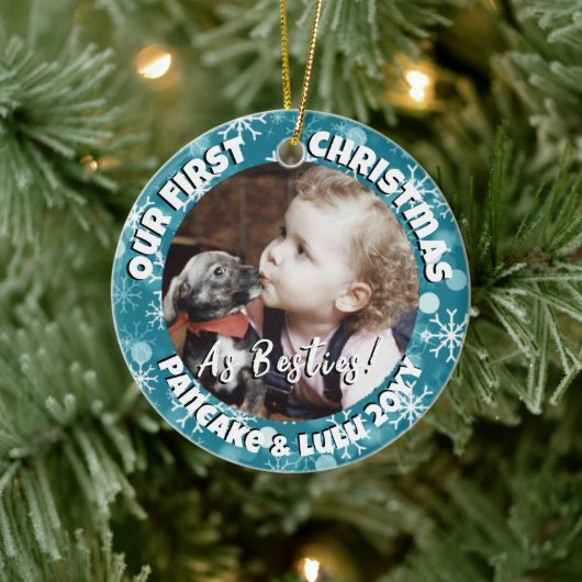 Welpe und Baby's 1. Weihnachts-Foto Blue Snow Keramik Ornament (Baum)