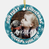 Welpe und Baby's 1. Weihnachts-Foto Blue Snow Keramik Ornament (Vorne)