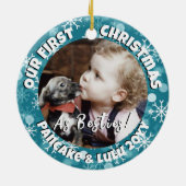 Welpe und Baby's 1. Weihnachts-Foto Blue Snow Keramik Ornament (Hinten)