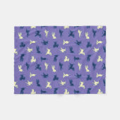 Welpen aus Gelb und Schwarz im Lila Hintergrund Fleecedecke (Vorderseite (Horizontal))