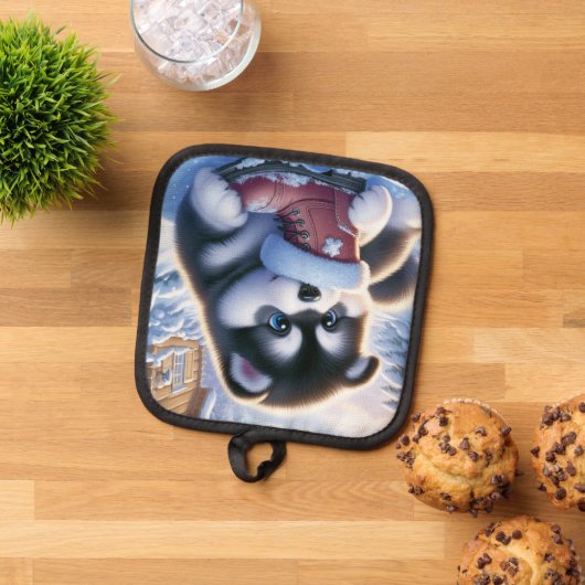 Welpenspiel mit schneebedecktem Winterboot Topflappen (Oben Unten)