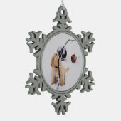 Welpenspiele im Schnee Schneeflocken Zinn-Ornament (Links)