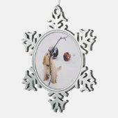 Welpenspiele im Schnee Schneeflocken Zinn-Ornament (Rechts)