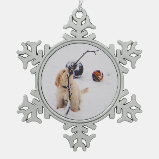 Welpenspiele im Schnee Schneeflocken Zinn-Ornament (Vorderseite)