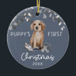 Welpe's First Christmas Watercolor Keramik Ornament<br><div class="desc">Dieses niedliche Aquarelldesign besticht durch einen niedlichen kleinen Hund aus Golden Retriever, der auf einem Bett aus Wildblumen sitzt, Wintergrün und Blattwerk auf der Vorderseite, das Wort Welpenweihnachtsfest und das Jahr. Passen Sie auf der Vorderseite mit dem Jahr und auf der Rückseite auf, legen Sie das Foto Ihres Pelztieres und...</div>