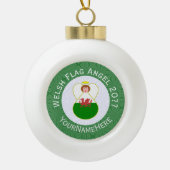 Welsh Angel Christmas Flag Personalisiert Keramik Kugel-Ornament (Vorderseite)