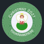 Welsh Angel Christmas Flag Personalisiert Runder Aufkleber<br><div class="desc">Rundaufkleber für die Weihnachtsdekoration mit einem Engel in der Flagge von Wales. Der walisische Weihnachtsengel befindet sich in einem weißen Kreis von quadratischen Plätzen mit einem Hintergrund von grünen quadratischen Plätzen. Fügen Sie, wenn Sie möchten, Ihren eigenen Text hinzu. Personalisieren mit einem Namen und anpassen mit dem Jahr. Spaß kleine...</div>