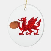 Welsh Dragon mit Rugby Ball Keramik Ornament (Links)