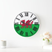 Welsh Flag - Green and White backed, Red Dragon Große Wanduhr (Zuhause)