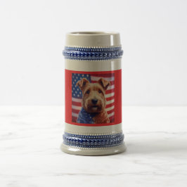 Welsh Terrier mit amerikanischer Flagge und Bandan Bierglas