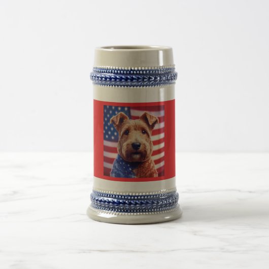 Welsh Terrier mit amerikanischer Flagge und Bandan Bierglas (Mittel)