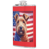 Welsh Terrier mit amerikanischer Flagge und Bandan Flachmann (Links)