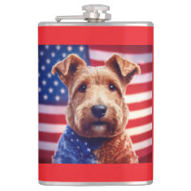 Welsh Terrier mit amerikanischer Flagge und Bandan