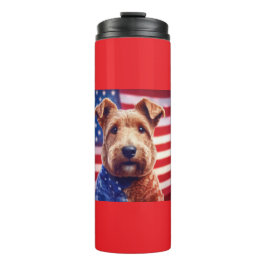 Welsh Terrier mit amerikanischer Flagge und Bandan Thermosbecher