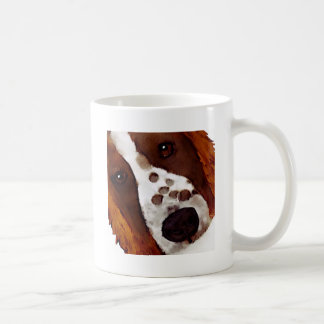 Welshie stellen Kunst gegenüber Kaffeetasse
