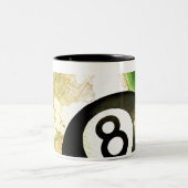 Welt als Spielball Zweifarbige Tasse (Mittel)