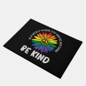 Welt sei freundlicher Regenbogen Fußmatte (Schrägansicht)