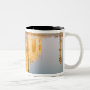 Weltberühmte Taj-Mahal-Tempelreflexion bei Zweifarbige Tasse