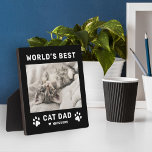 Weltbeste Cat Vater Black Square Custom Foto Fotoplatte<br><div class="desc">Dieses einfache und moderne quadratische Schild mit individuellem Foto-Schild aus Katzenjacke verfügt über einen porträtförmigen Foto mit der benutzerdefinierten Formulierung "The World's Best Cat Vater" mit dem Namen(en) der Katze(n) in modernem schwarzem Stil mit niedlichen Pfotendrucken, Herzanfall und Personalisierung des Katzennamens. Macht ein großes Vatertagsgeschenk aus Vaters Furbaby! Aufnahme und...</div>