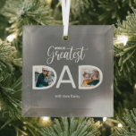 WELTBESTER VATER 2 FOTO ORNAMENT AUS GLAS<br><div class="desc">Weltbester Vater Foto Weihnachtsbaumschmuck,  alle Väter werden Liebe! Diese stilvollen Ornamente sind mit dem Text "WELTBESTER VATER" von 2 Fotos ausgestattet,  das ideale Geschenk für diese Weihnachten,  Geburtstag oder Vatertag.</div>