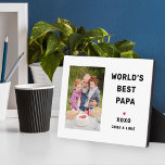 Welten Das beste Papa Personalisiertes Foto Fotoplatte<br><div class="desc">Diese schlichte und moderne Foto-Plakette verfügt über einen porträtförmigen Foto-Raum mit individueller "World's Best Papa"-Formulierung (kann individuell angepasst werden) mit Namen(en) von Enkeln im modernen schwarzen Stil mit rotem Herzinfarkt und Personalisierung des/der Kindernamen(s). Macht ein tolles Vatertag-Sake-Geschenk!</div>