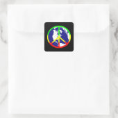 Weltfrieden auf schwarz quadratischer aufkleber (Tasche)