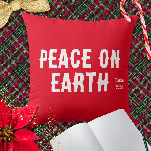 Weltfrieden Bible Verse Rote Moderne Weihnachten Kissen (A festive Christmas throw pillow cushion with 'Peace on Earth' words, in white on red)