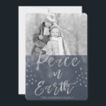 Weltfrieden Blau und Silber Foto Feiertagskarte<br><div class="desc">Weltfrieden Blue und Silver Watercolor Weihnachtsschwarz und Weiß Fotokarte. Das Bild und der Familienname können auf der indigo und silbernen Weltfrieden Watercolor Christmas Card ersetzt werden.</div>