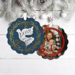 Weltfrieden Dove Peace Signature Illustriert Ornament Karte<br><div class="desc">Weihnachtskarten-Ornamente sind endlich da; erstellen Sie einen Sake mit origineller Handschrift und Illustration einer Taube,  einem Friedenszeichenkranz und einem Foto mit Text auf der Rückseite,  um Ihre Lieben zu schicken; die Hintergrundfarbe ist bearbeitbar</div>