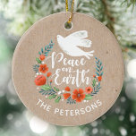 Weltfrieden Elegant White Dove Weihnachten Keramik Ornament<br><div class="desc">Ein hübscher Weihnachtsschmuck mit einer Taube in einem Blumenkranz mit den Worten Weltfrieden. Die Weihnachtsschmuck ist in Kraft,  rot und weiß gestaltet. Ein elegantes Urlaubssornament für Ihren Weihnachtsbaum. Personalisieren Sie es mit Ihrem Namen. Entworfen für Sie von BlackBerry Boulevard.</div>