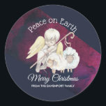 Weltfrieden Frory Christmas Shepherd Runder Aufkleber<br><div class="desc">Christliche Aufkleber zum Thema. Entworfen mit einem süßen Engel mit gelben Flügeln,  die einen Hirtenkräcker halten. Sitzen mit weißen,  flauschigen Lämmern. Navy blauer und bordeauxfarbener Hintergrund,  mit winzigen Flecken von Imitaten goldene Funkeln Glitzer (nicht wirklich Glitzer nur ein gedrucktes Bild). Im Text steht: Weltfrieden,  Frohe Weihnachten von<personalized name="">.</personalized></div>