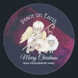 Weltfrieden Frory Christmas Shepherd Runder Aufkleber<br><div class="desc">Christliche Aufkleber zum Thema. Entworfen mit einem süßen Engel mit gelben Flügeln,  die einen Hirtenkräcker halten. Sitzen mit weißen,  flauschigen Lämmern. Navy blauer und bordeauxfarbener Hintergrund,  mit winzigen Flecken von Imitaten goldene Funkeln Glitzer (nicht wirklich Glitzer nur ein gedrucktes Bild). Im Text steht: Weltfrieden,  Frohe Weihnachten von<personalized name="">.</personalized></div>