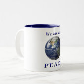 Weltfrieden Zweifarbige Tasse (Vorderseite Links)