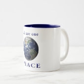 Weltfrieden Zweifarbige Tasse (VorderseiteRechts)