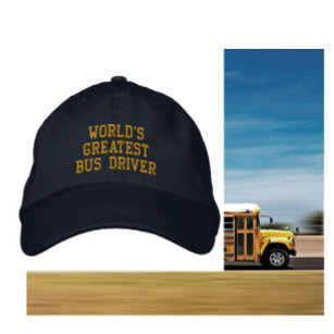 Weltgrößter Busfahrer mit bestickter Kappe