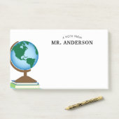 Weltkugel auf Stapel des Buch-personalisierten Post-it Klebezettel (Auf Schreibtisch)