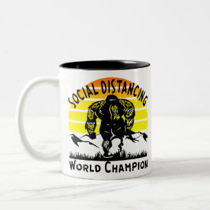 Weltmeister der sozialen Distanz (Bigfoot) Zweifarbige Tasse