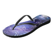Weltraum-Hintergrund mit Sternen Badesandalen (Schrägansicht)