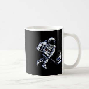 Weltraum-Hockey-Astronaut spielt in der Schwerelos Kaffeetasse