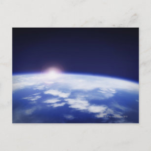 Weltraum mit aufstrebender Sonne über der Erde Postkarte
