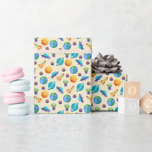 Weltraumforscher auf blass gelb geschenkpapier (Babyparty)